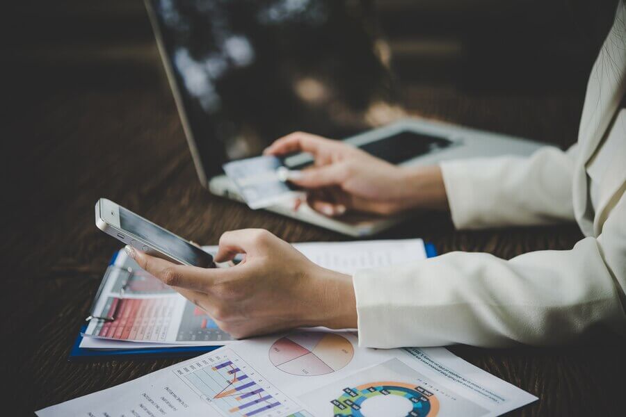 payment-customer-commerce-lifestyle-laptop_1150-1701 (1)